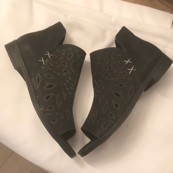 COOLWAY BLACK AND LIGHT BROWN SHOOTIES. NEW - Picture 3 of 7